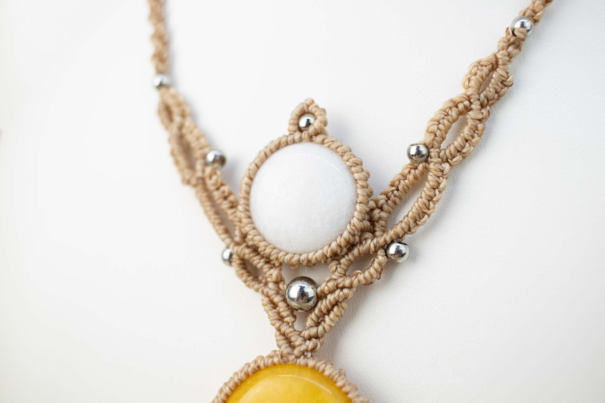 ΞLΞMΞNT Collier macrame Agathe jaune et cristal